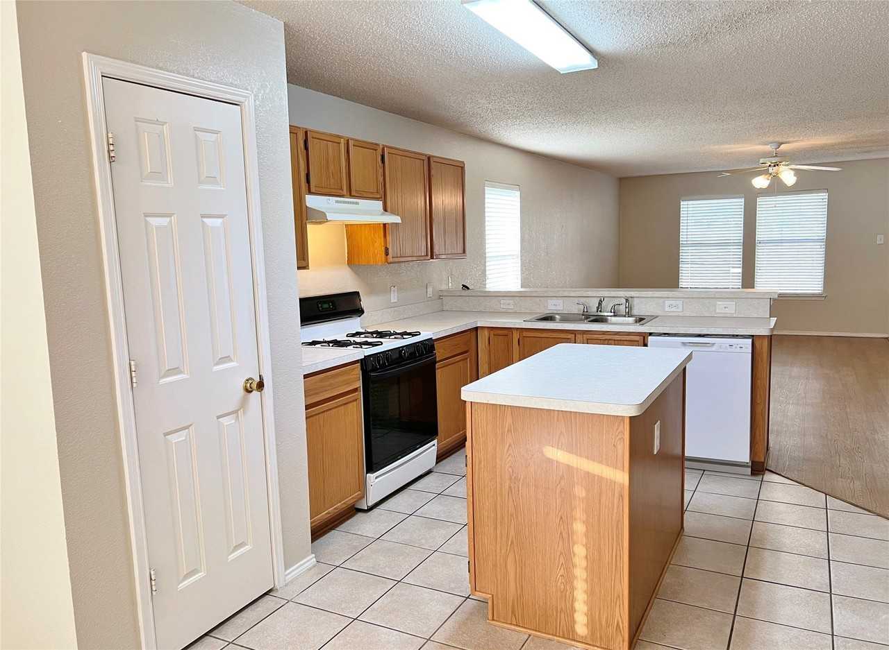 2217 Lookout Ln - Photo 5 of 18