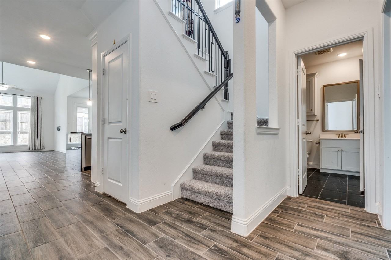 9448 Middle Ground Pl - Photo 4 of 39