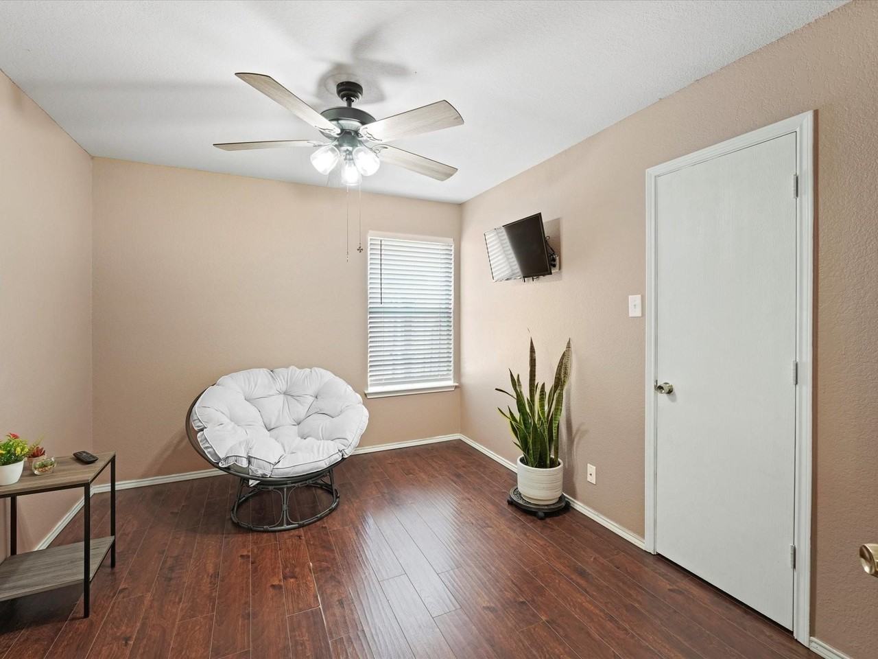 4702 Grovetree Ln - Photo 4 of 13