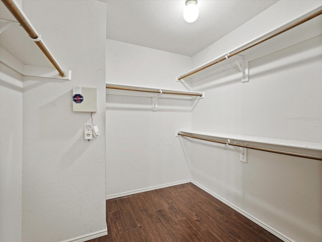 4702 Grovetree Ln - Photo 7 of 13
