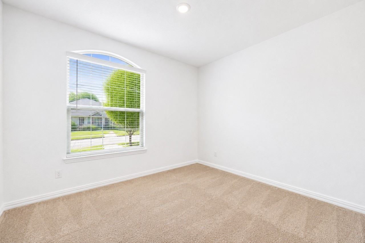 624 Fitzroy Ln - Photo 4 of 36