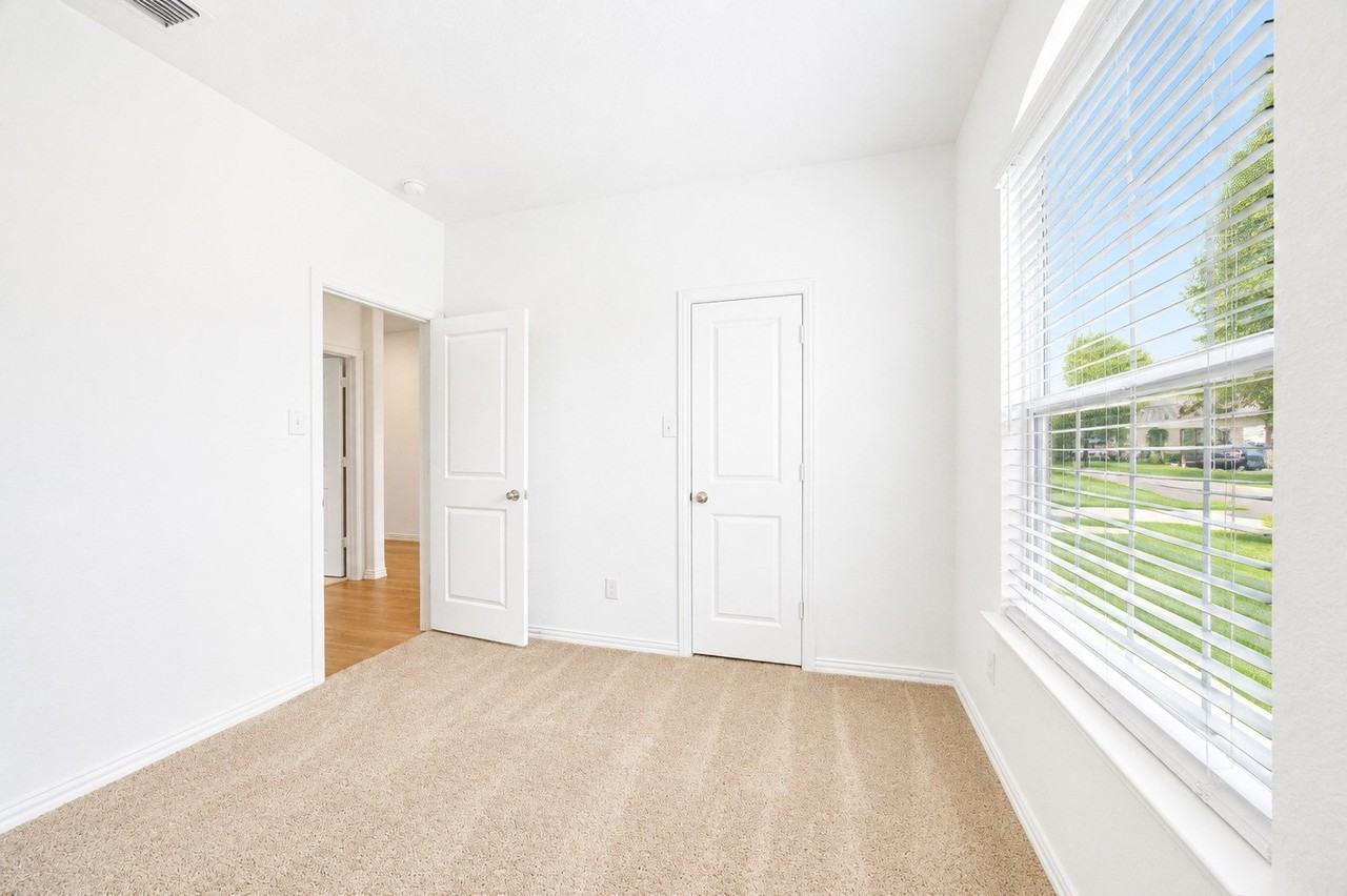 624 Fitzroy Ln - Photo 5 of 36