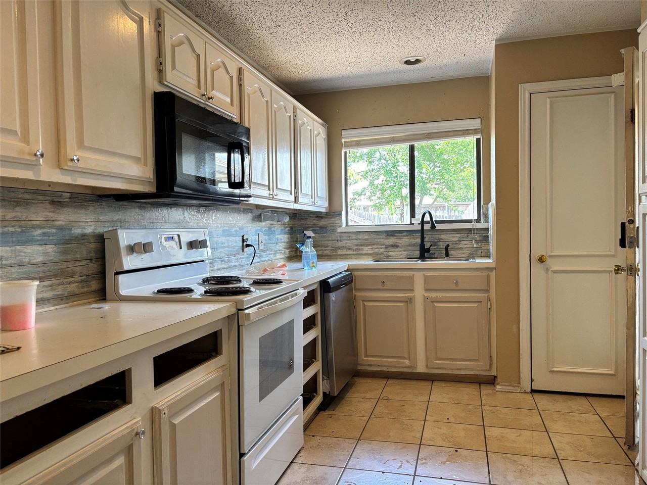 3626 Hilltop Ln - Photo 2 of 6