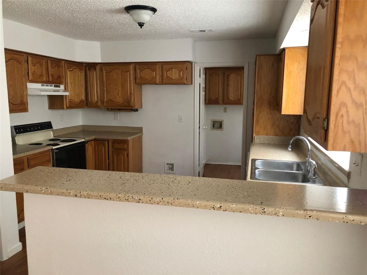2021 Meadow Park Dr - Photo 2 of 12