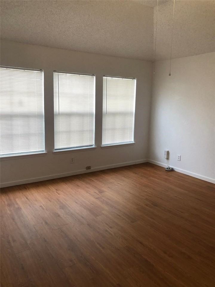 2021 Meadow Park Dr - Photo 5 of 12