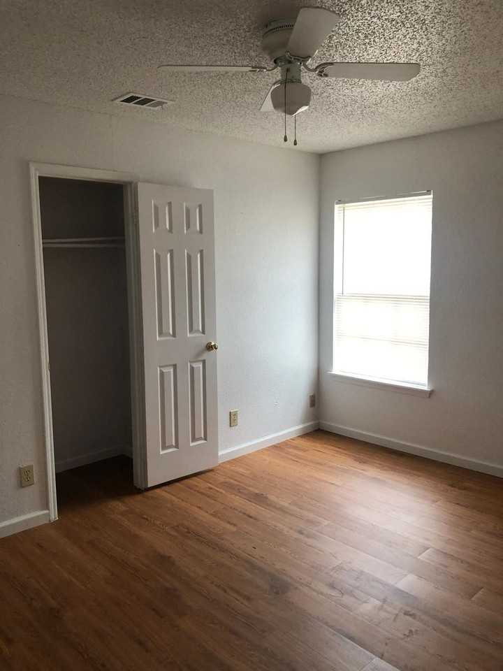 2021 Meadow Park Dr - Photo 6 of 12
