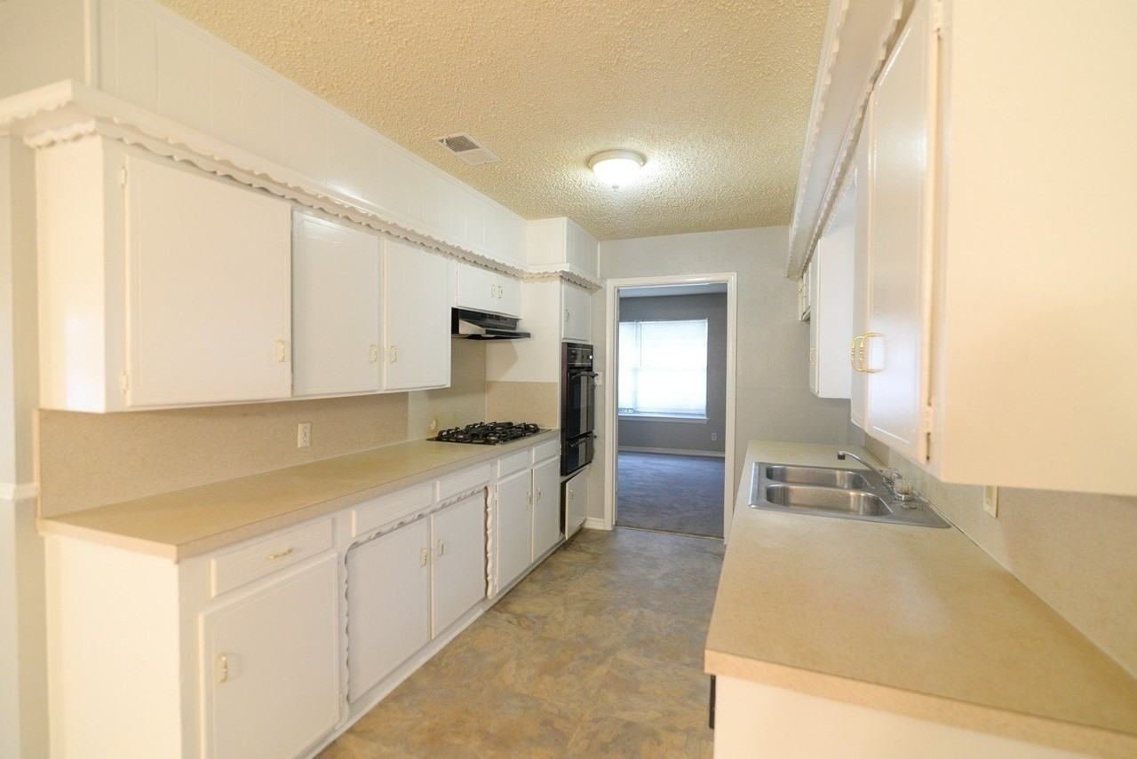614 N Young Blvd - Photo 4 of 17