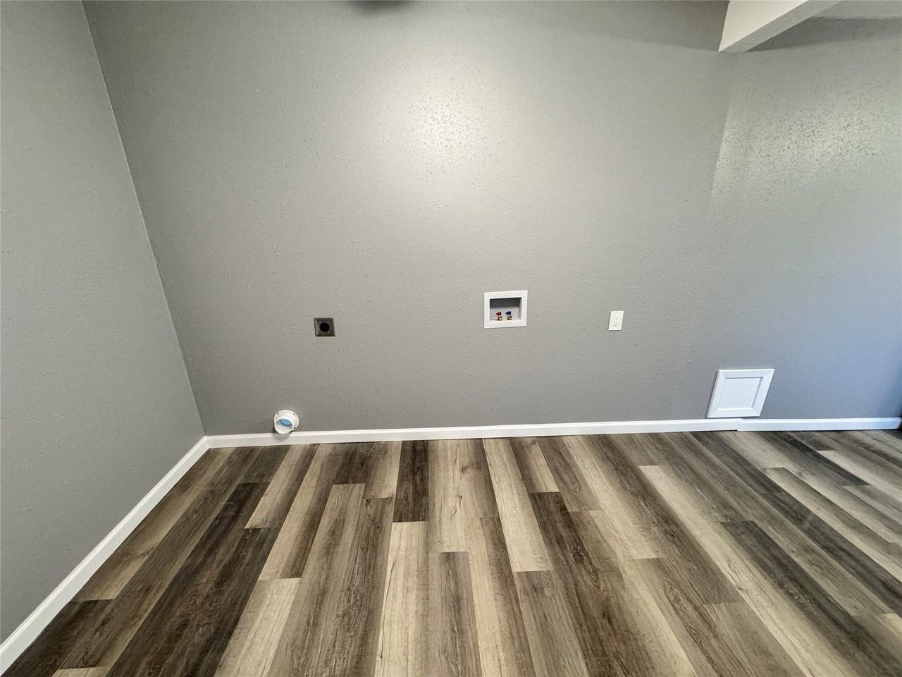 303 E 6th St - Photo 5 of 9