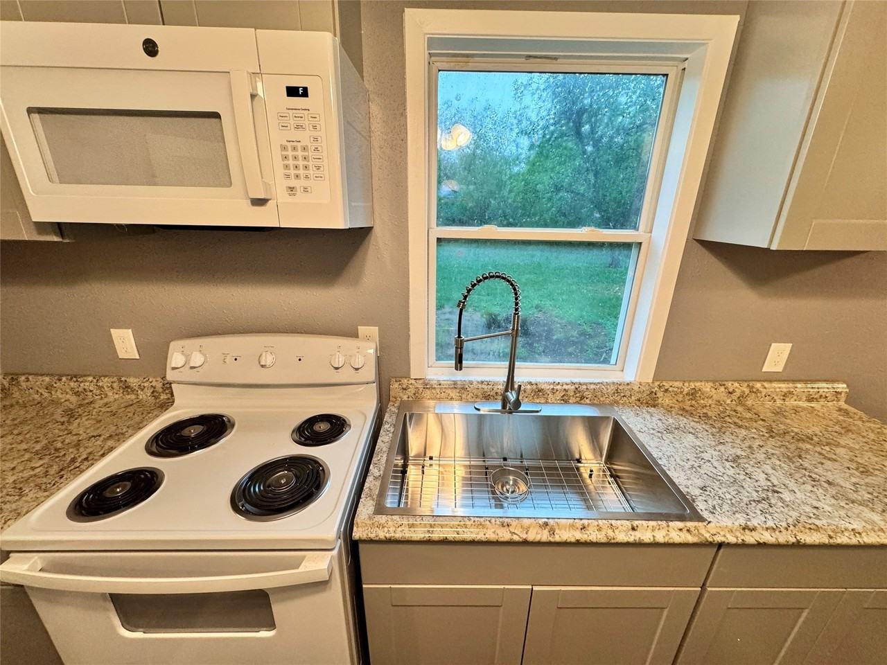 303 E 6th St - Photo 7 of 9