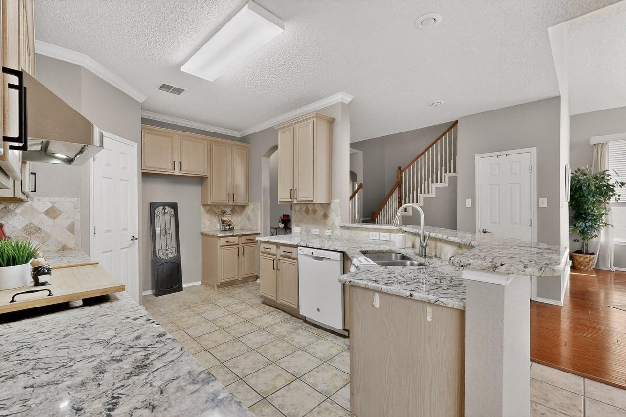 2023 Nottingham Pl - Photo 3 of 39