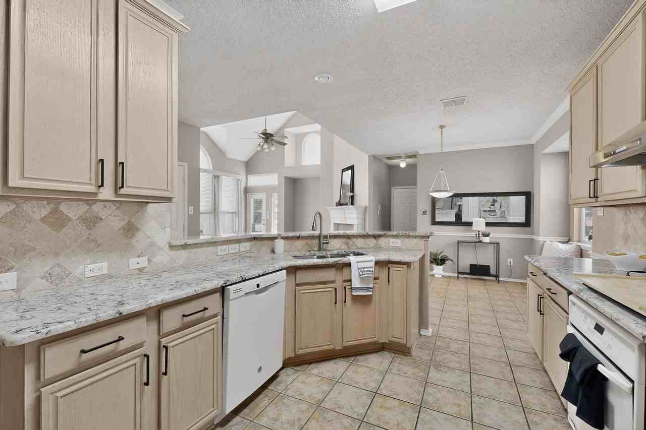 2023 Nottingham Pl - Photo 4 of 39