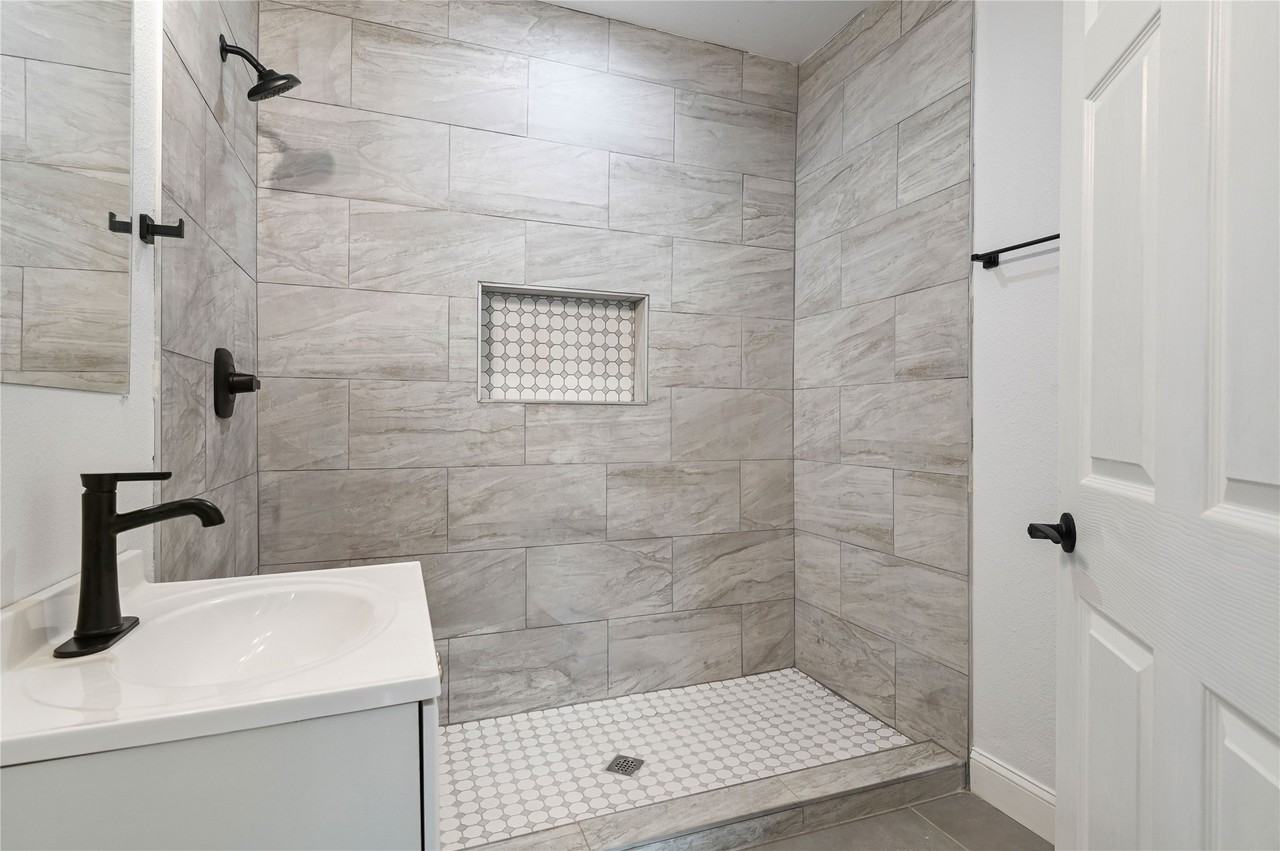 1106 W Chestnut St - Photo 5 of 38
