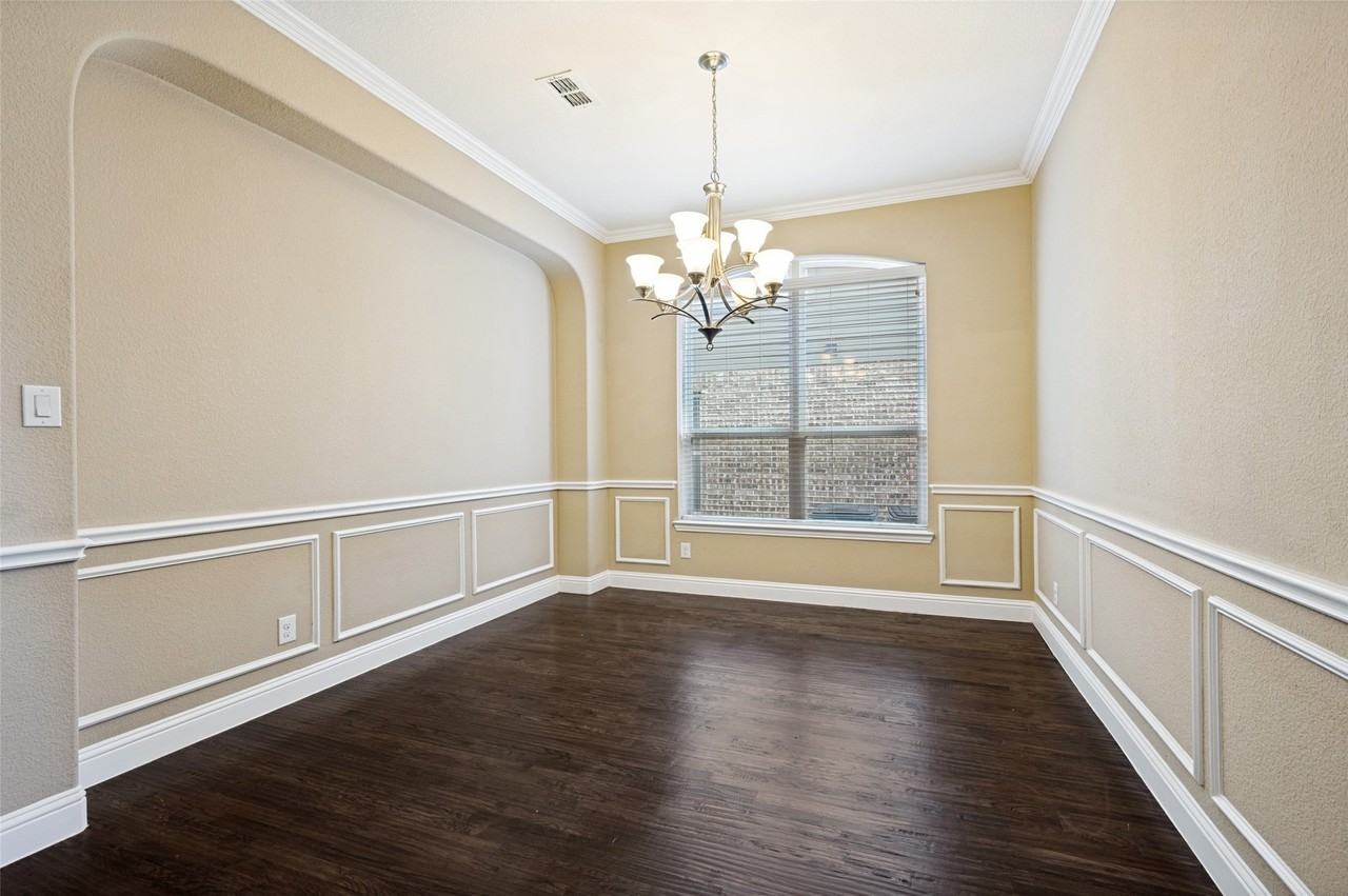 2449 Kingsgate Dr - Photo 4 of 12