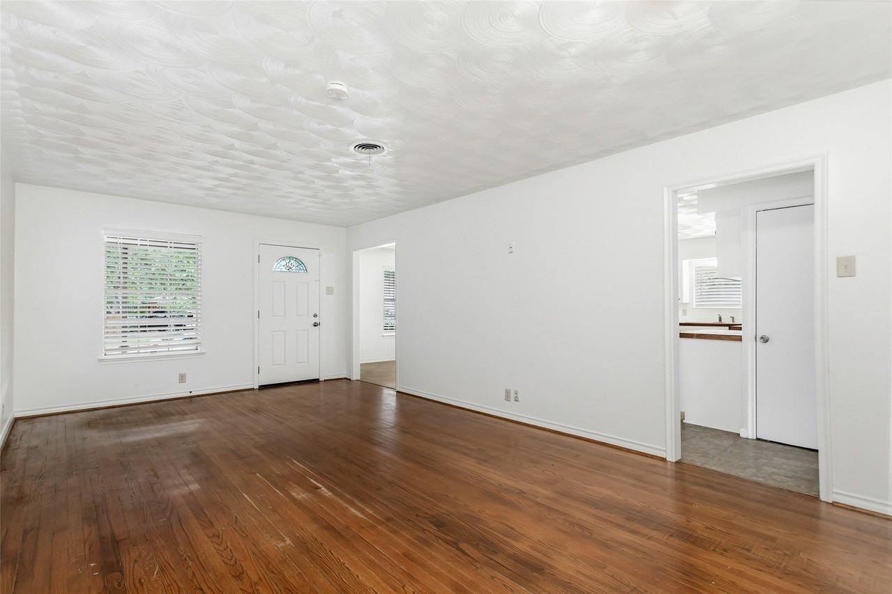 11050 Wyatt St - Photo 4 of 25