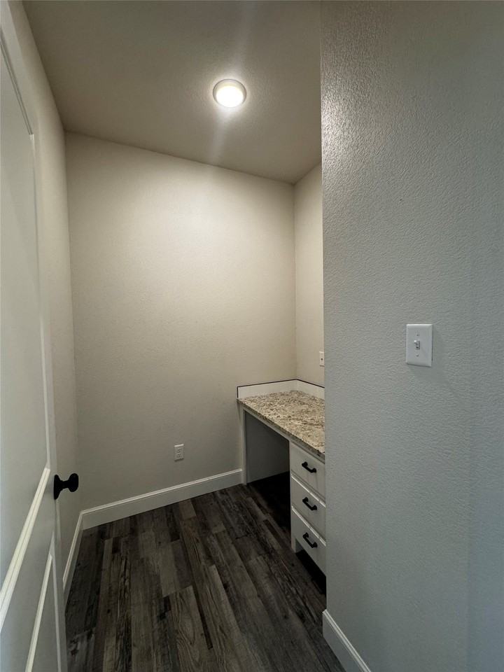 331 Sophia Ln - Photo 3 of 31