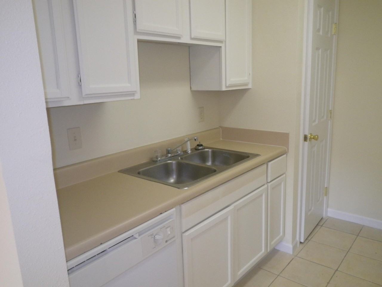 1610 Green Briar Pkwy #4 - Photo 6 of 15