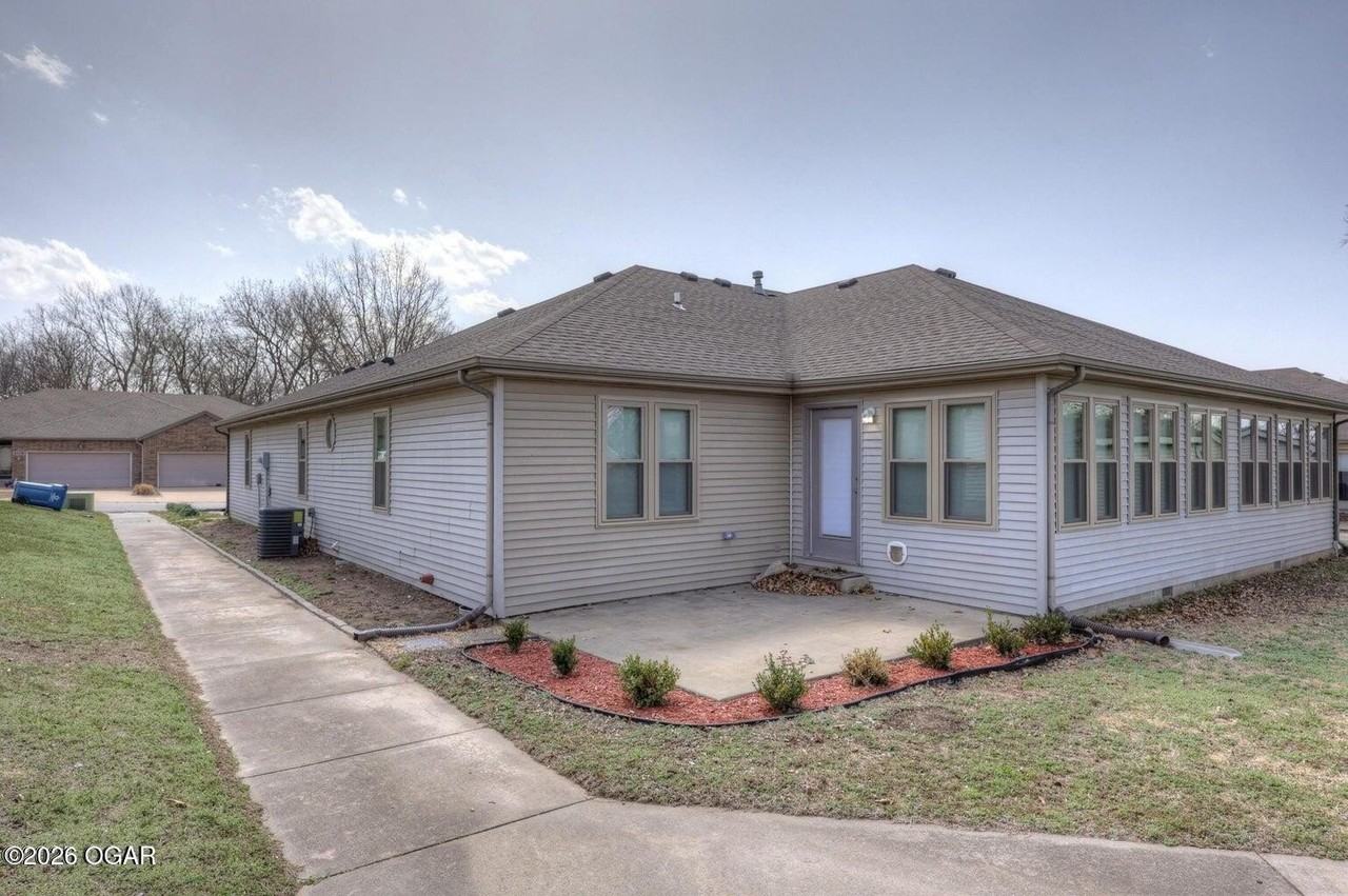 222 W Briarbrook Ln - Photo 2 of 11