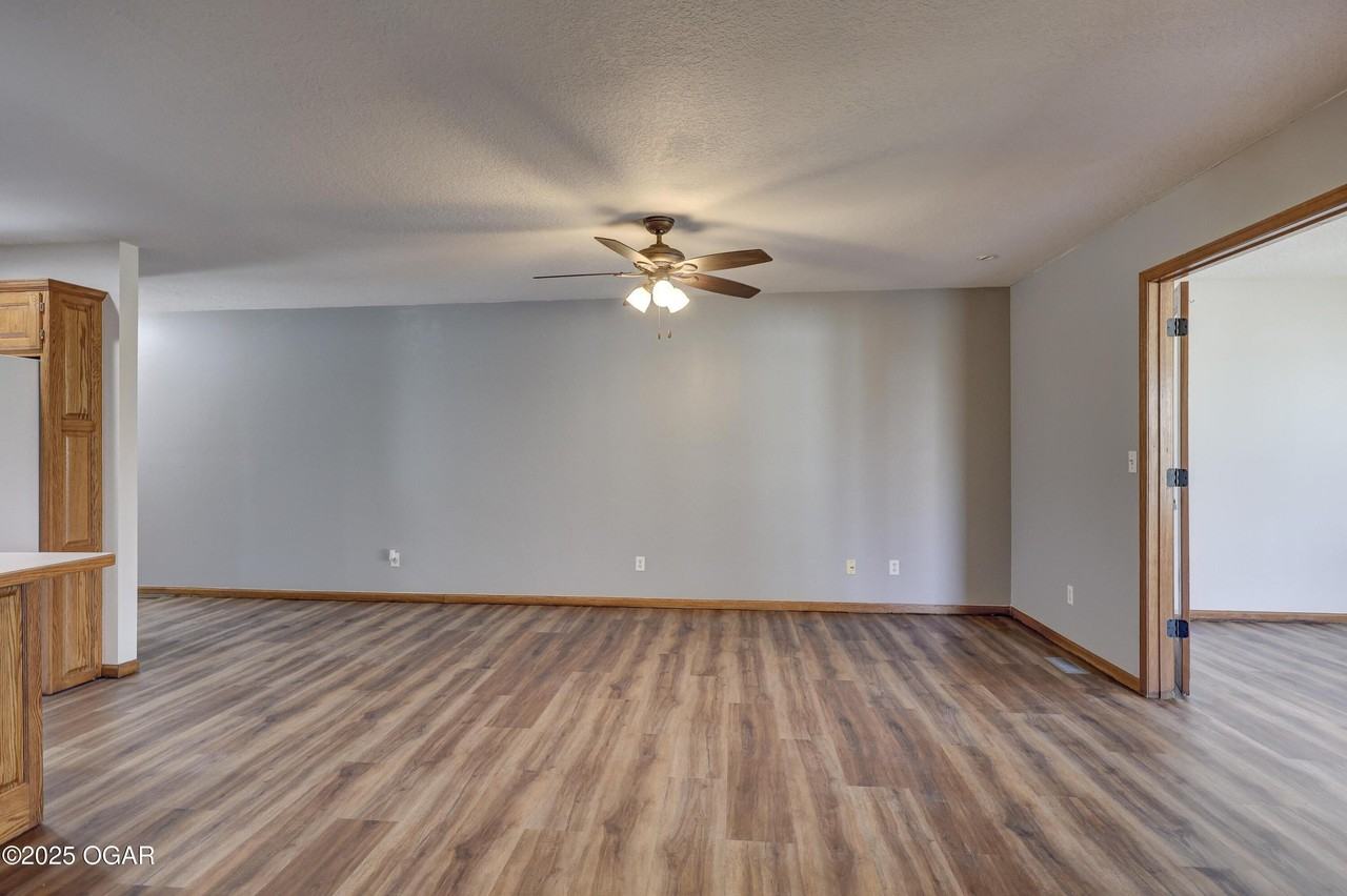222 W Briarbrook Ln - Photo 3 of 11