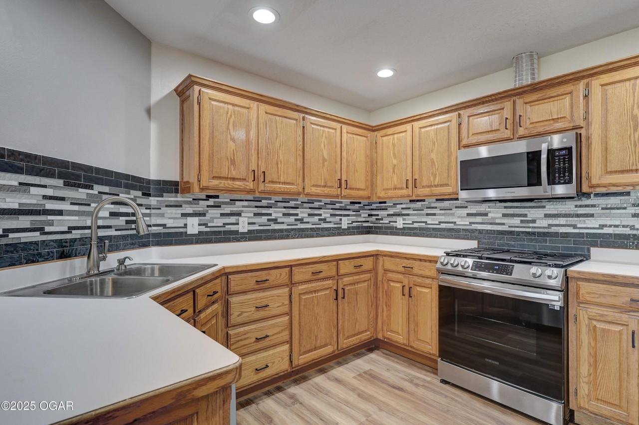 222 W Briarbrook Ln - Photo 4 of 11