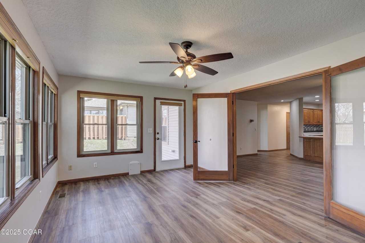 222 W Briarbrook Ln - Photo 5 of 11