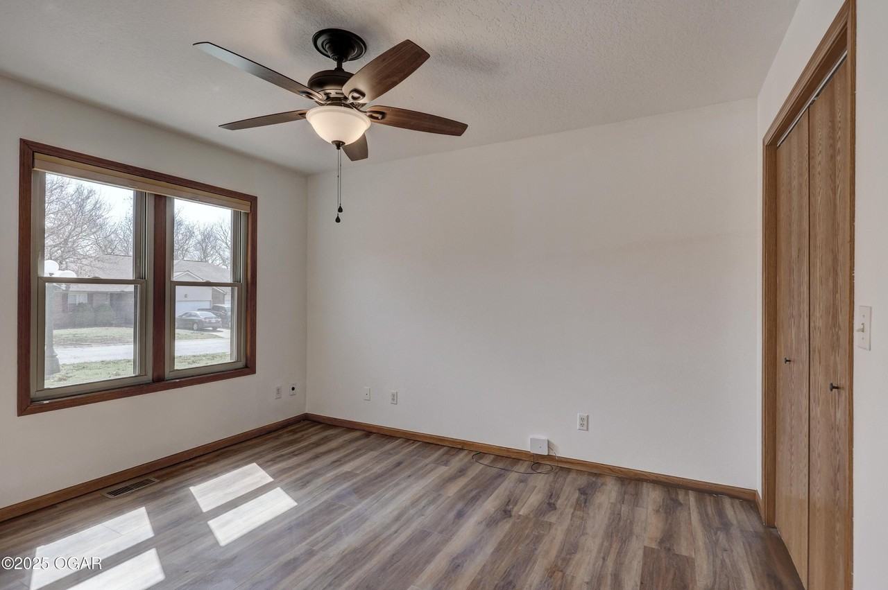 222 W Briarbrook Ln - Photo 7 of 11