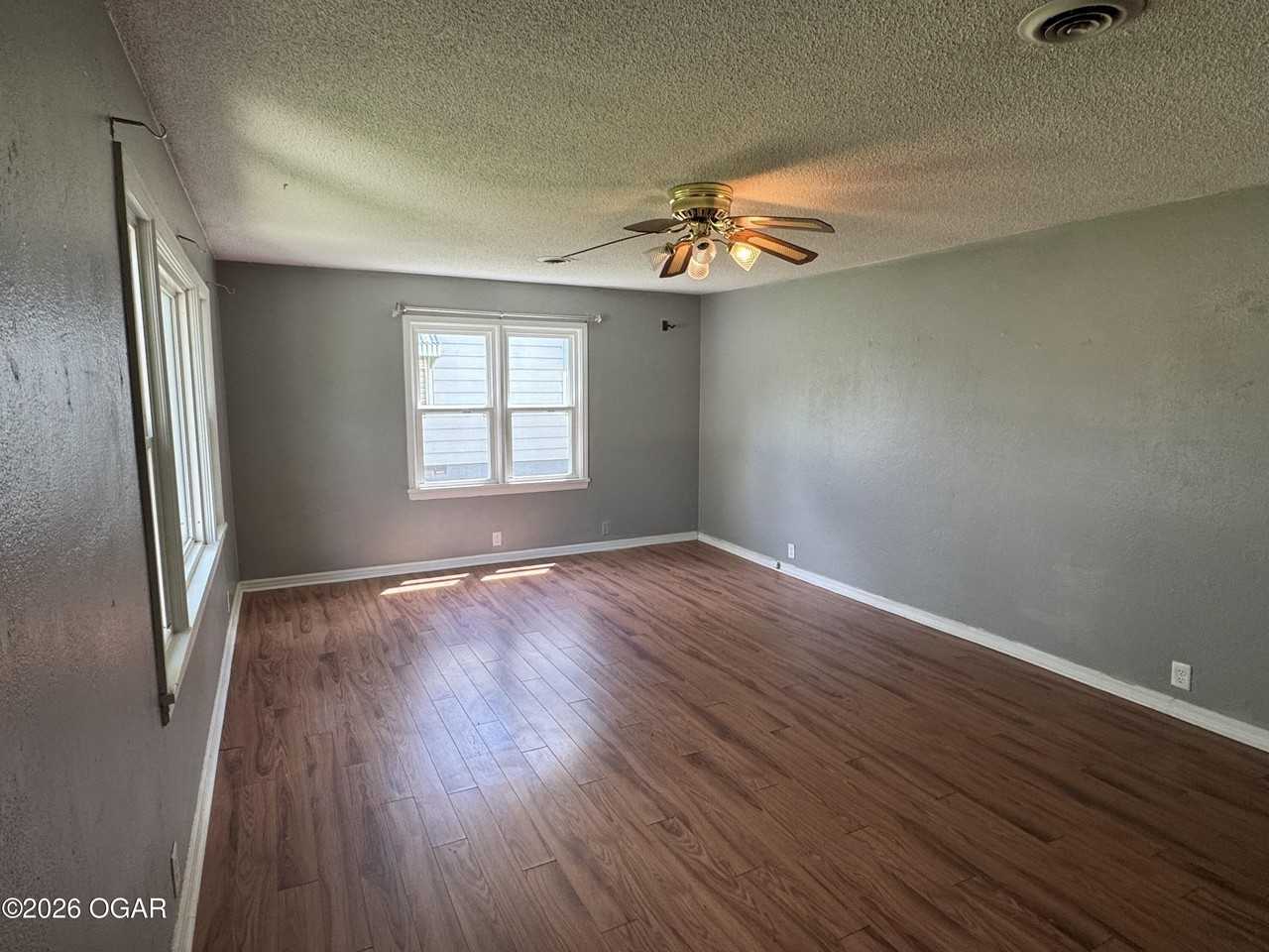 2832 E 13th St - Photo 3 of 7