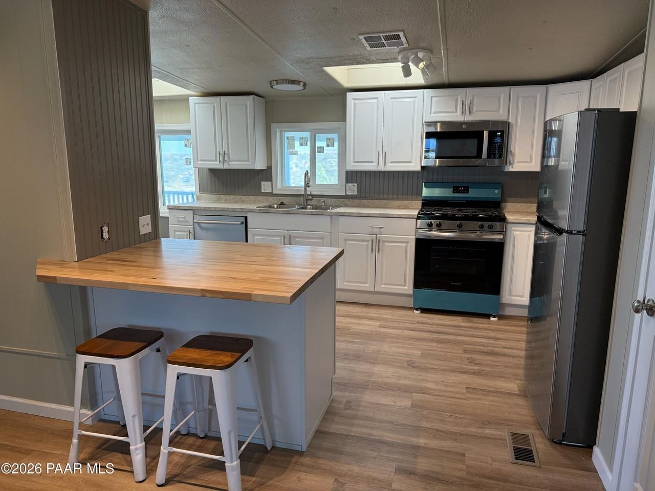 8201 E Canyon Ln - Photo 2 of 36