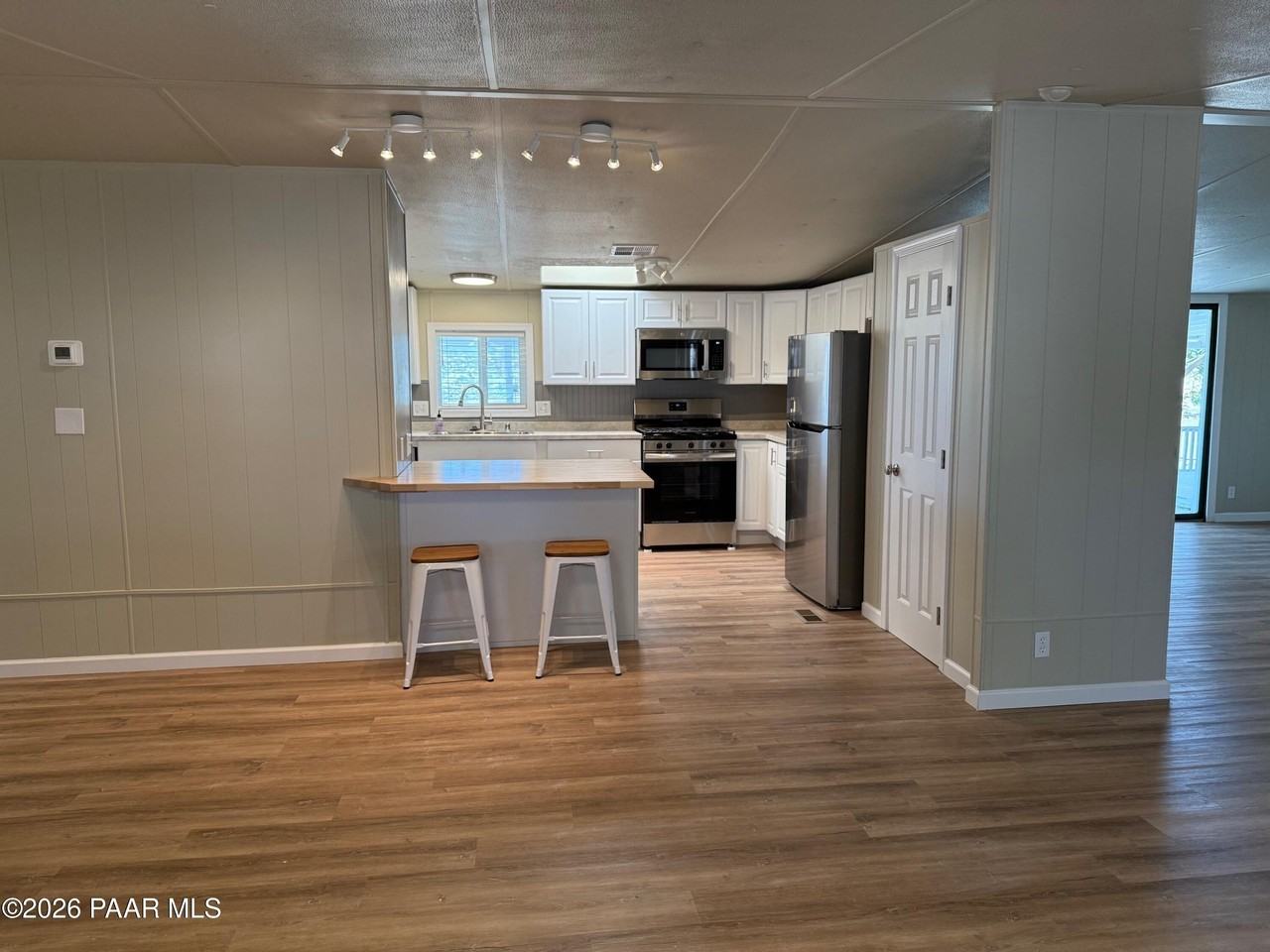 8201 E Canyon Ln - Photo 6 of 36
