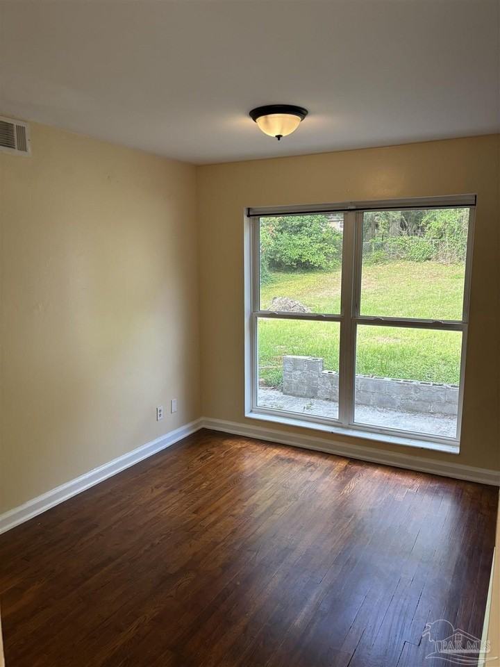 5095 Crestwood Rd - Photo 6 of 18