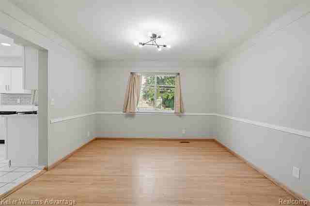 27955 Berkshire Dr - Photo 5 of 23