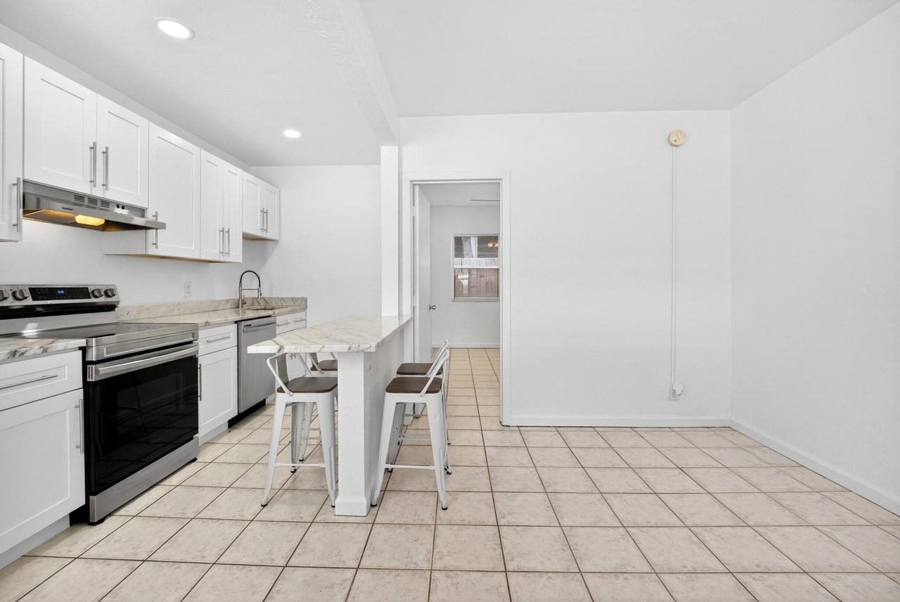 412 Se 16th St #3 - Photo 5 of 39