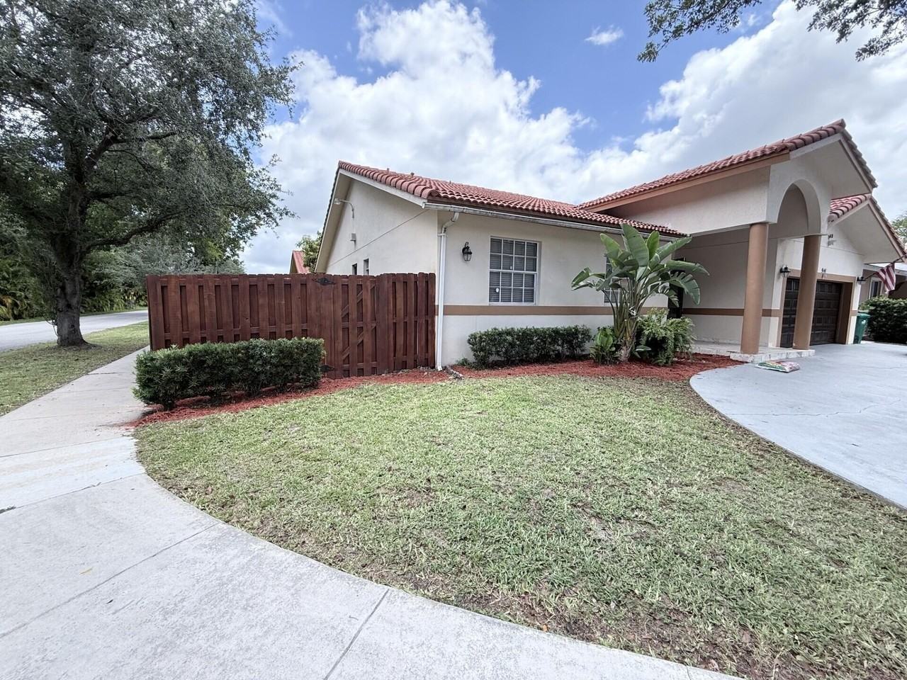 9141 Nw 152nd St - Photo 2 of 33