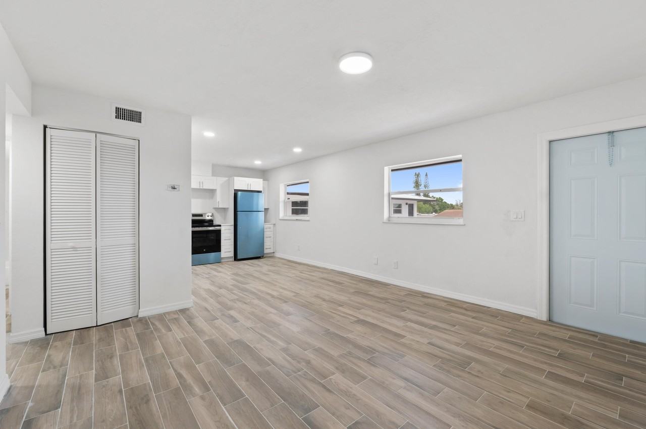 1301 Emerald Ter #4 - Photo 5 of 14