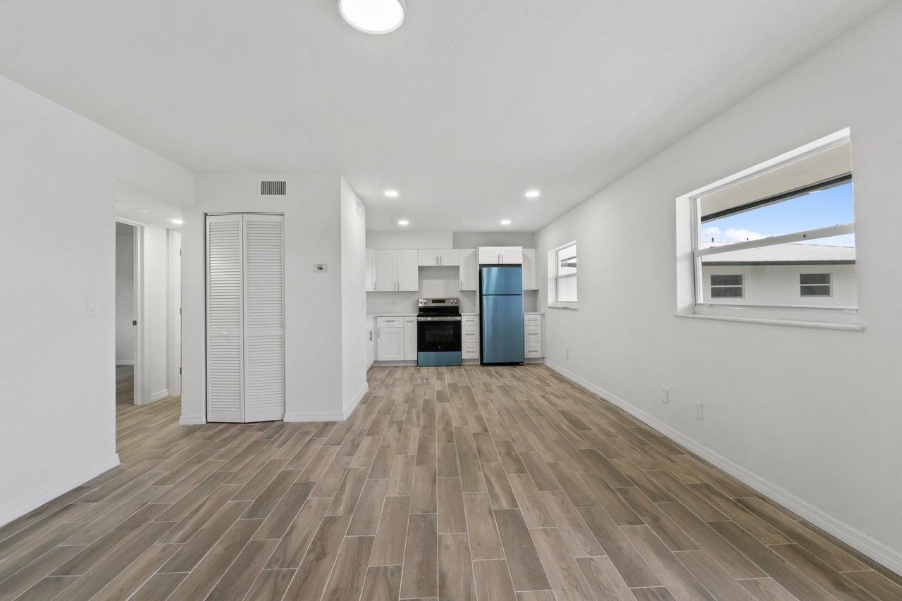 1301 Emerald Ter #4 - Photo 6 of 14