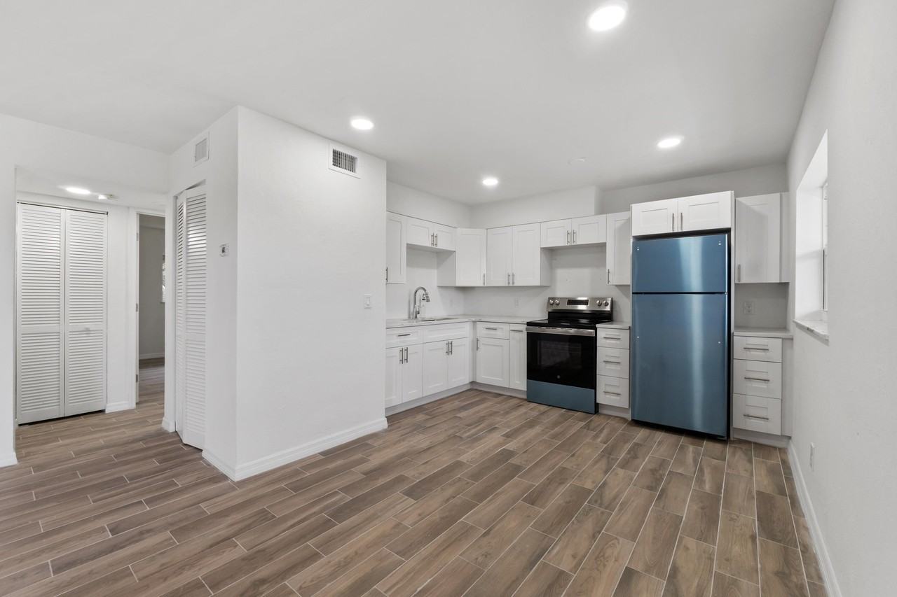 1301 Emerald Ter #4 - Photo 7 of 14