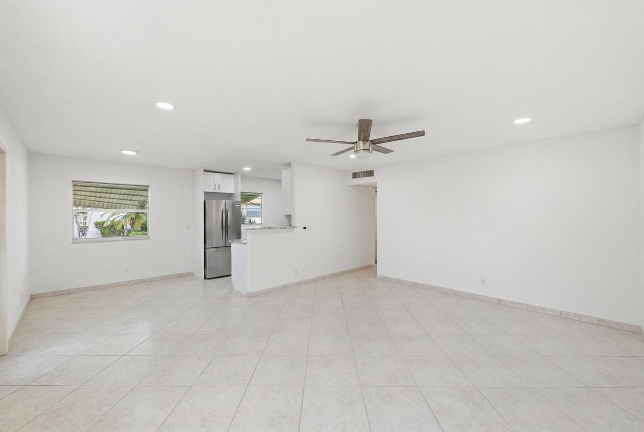 28 Seville B - Photo 2 of 50