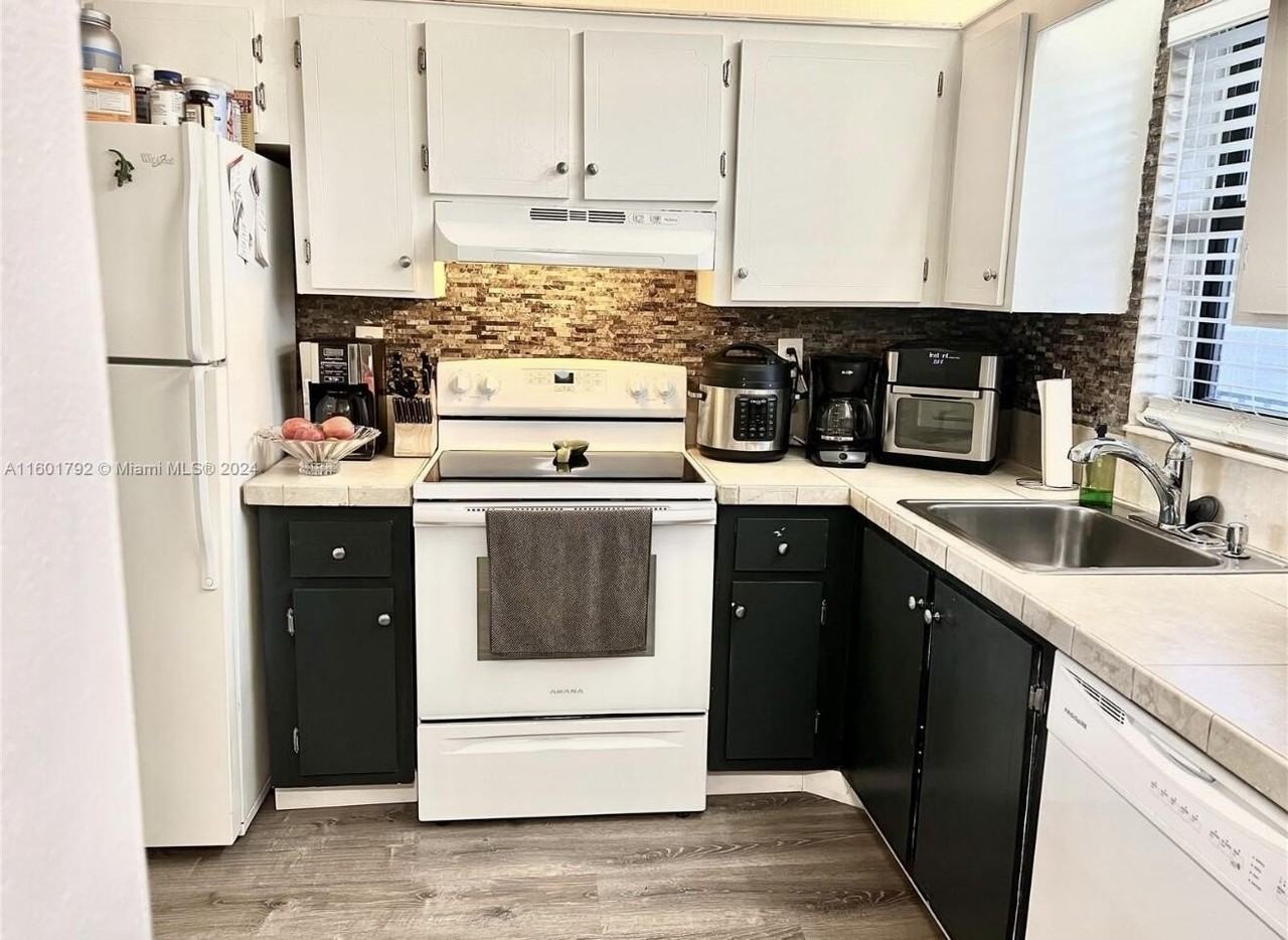 9235 Sw 8th St #507 - Photo 3 of 16