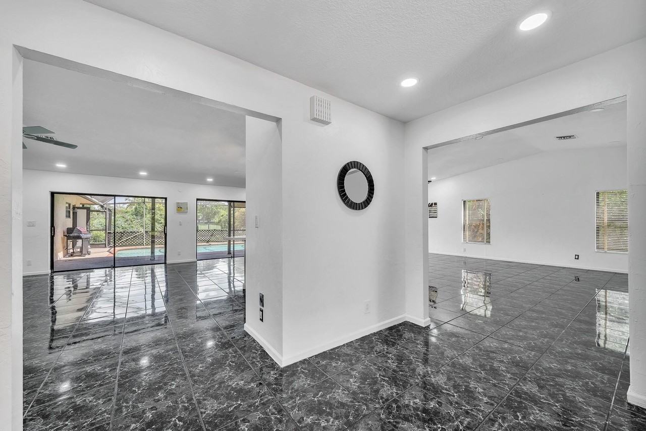 303 Nw 105th Ter - Photo 5 of 50