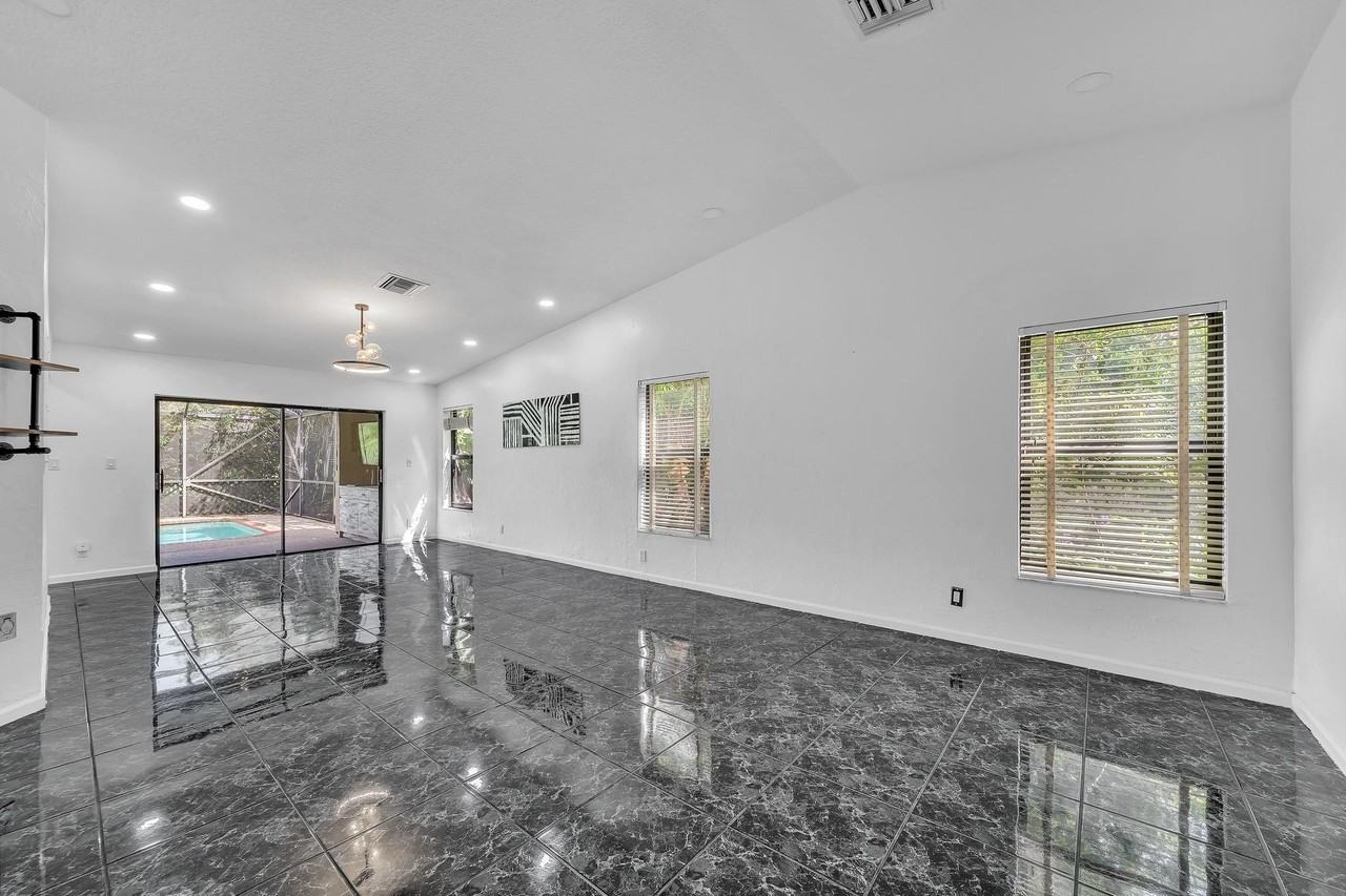 303 Nw 105th Ter - Photo 7 of 50