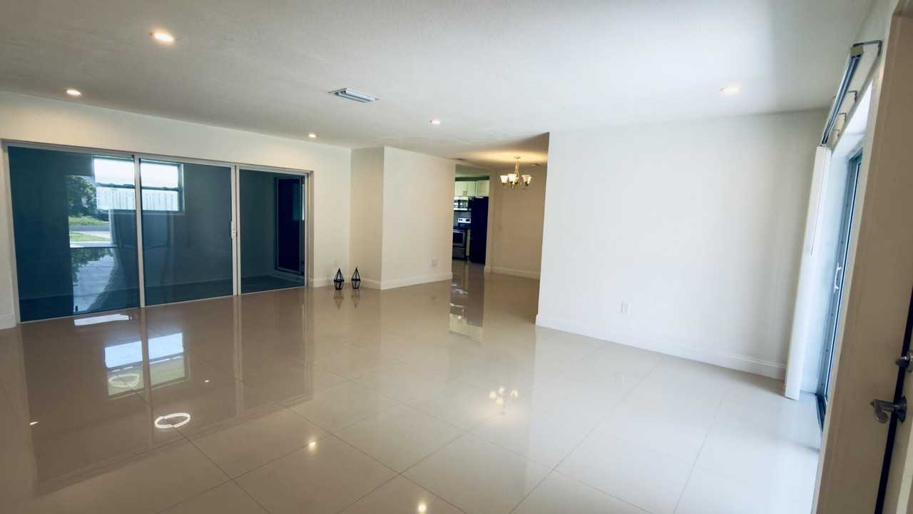 8421 Nw 21st Ct - Photo 4 of 24