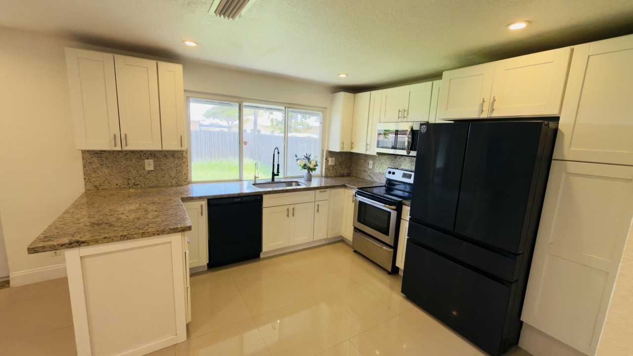8421 Nw 21st Ct - Photo 5 of 24