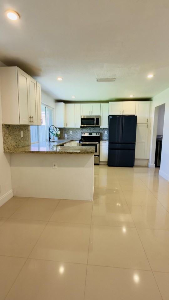8421 Nw 21st Ct - Photo 6 of 24