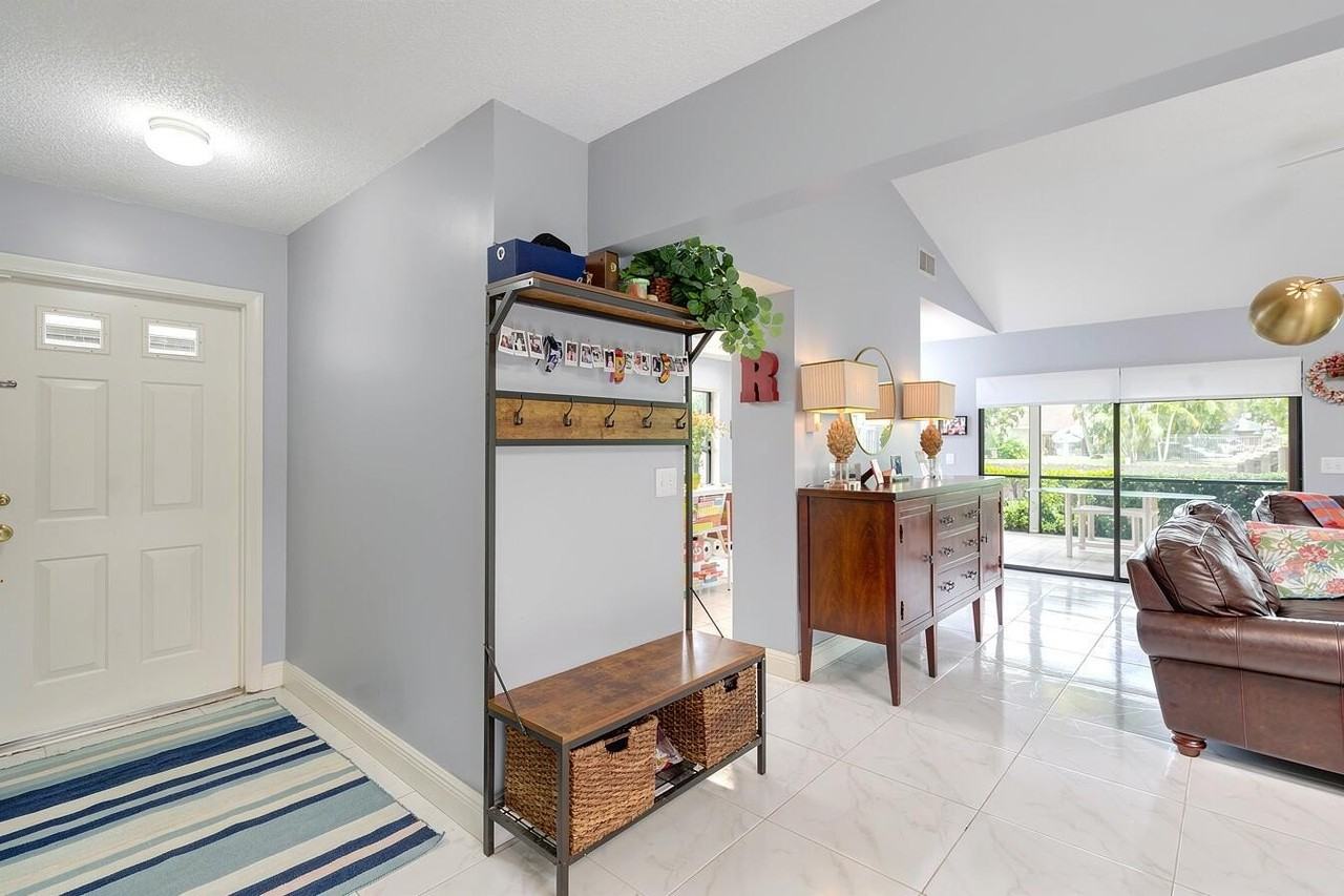 378 Sw 28th Ave - Photo 5 of 39