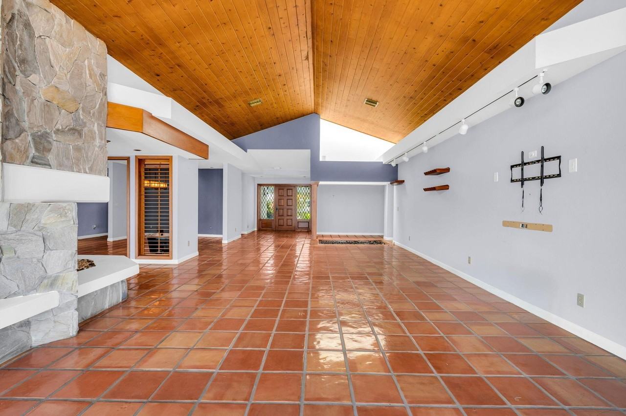 2810 Ne 29th St - Photo 5 of 30