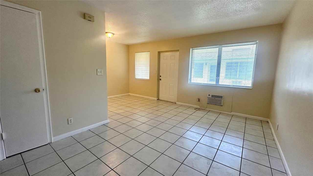 717 Se 16th St #3 - Photo 2 of 11