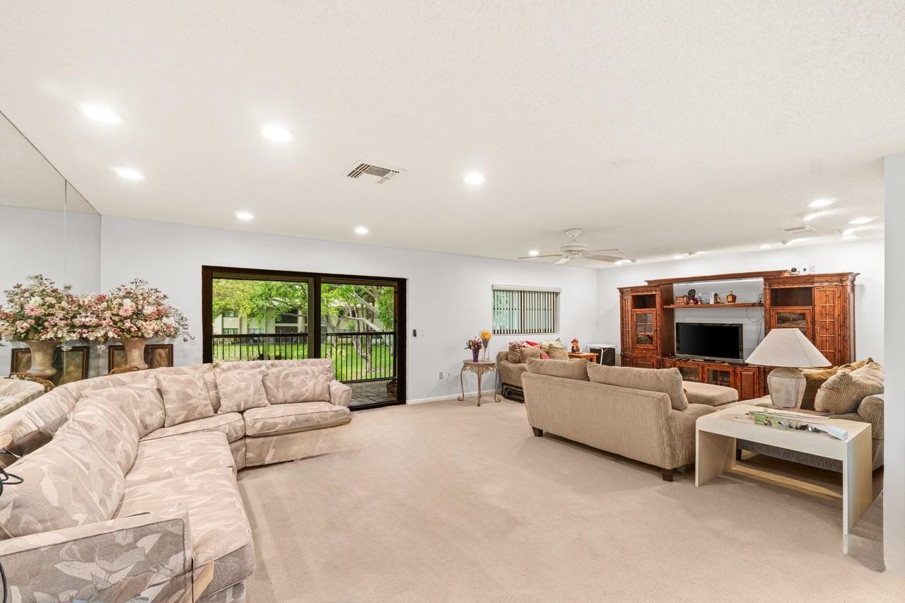46 Stratford Ln W #D - Photo 4 of 50