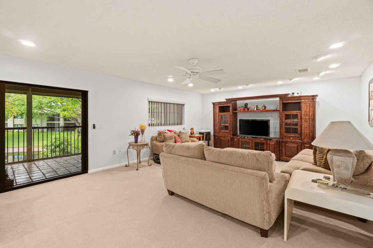 46 Stratford Ln W #D - Photo 5 of 50
