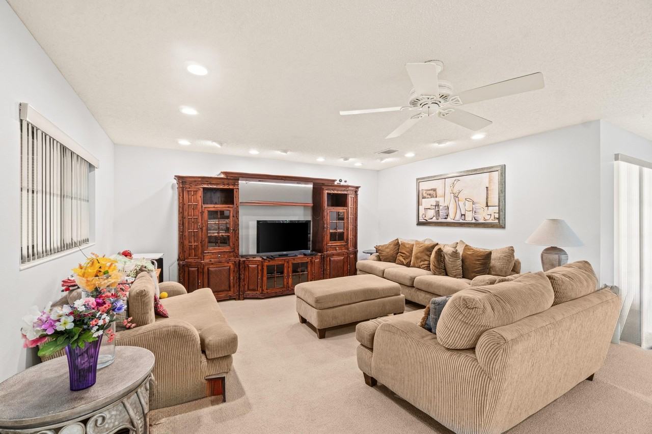 46 Stratford Ln W #D - Photo 6 of 50