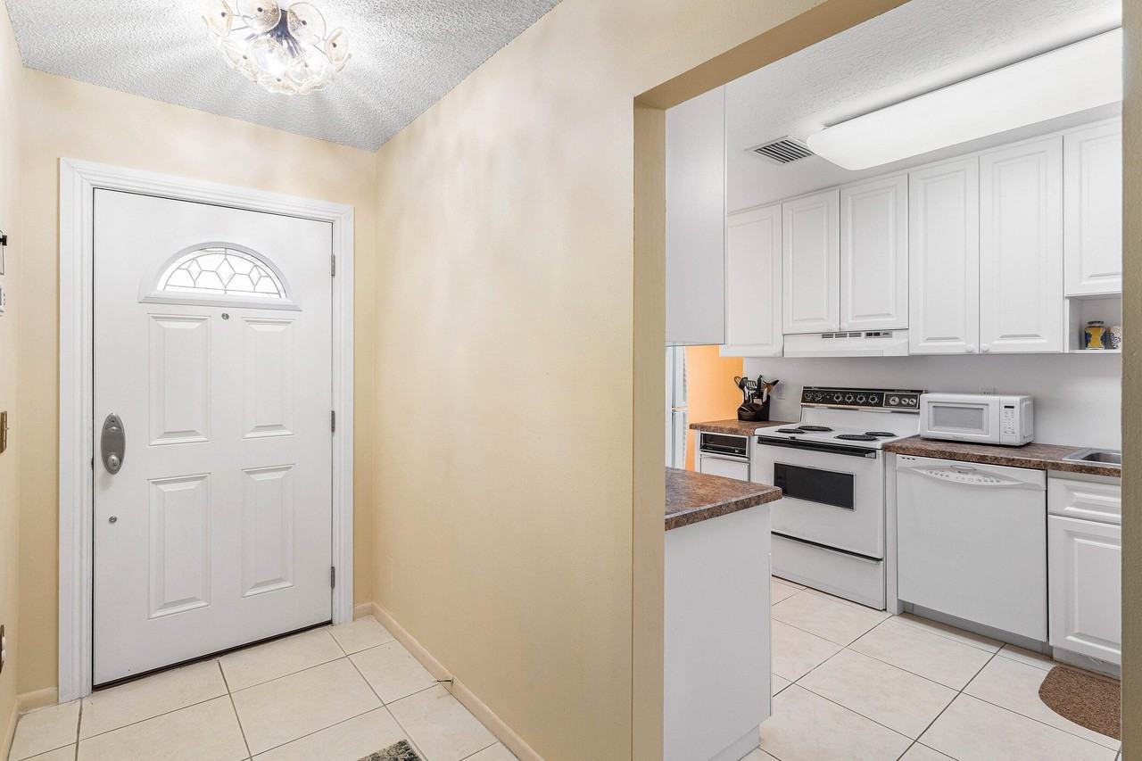 29 Stratford Ln W #B - Photo 6 of 50