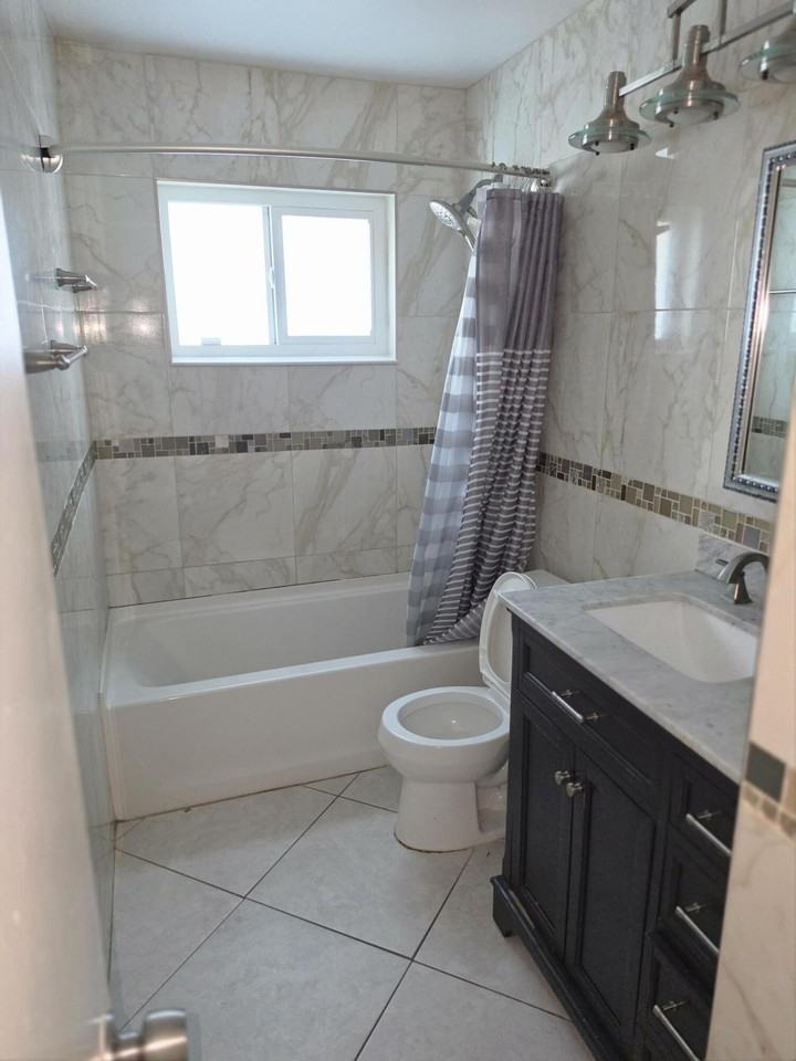 4717 Nw 58th St - Photo 4 of 14